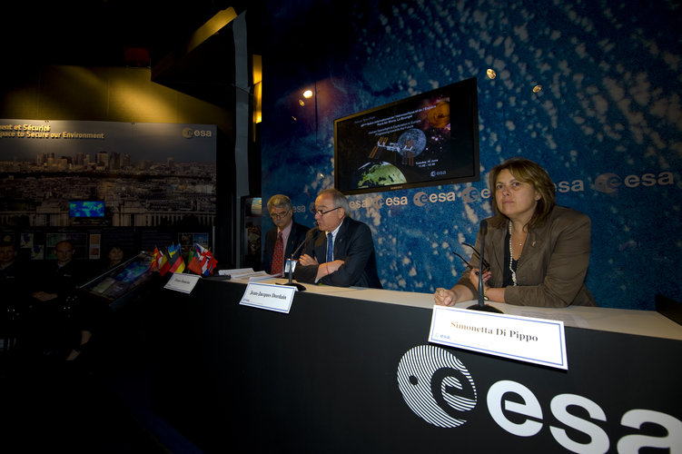 Jean-Jacques Dordain and Simonetta Di Pippo at Le Bourget during the Human Spaceflight and Exploration in Europe conference