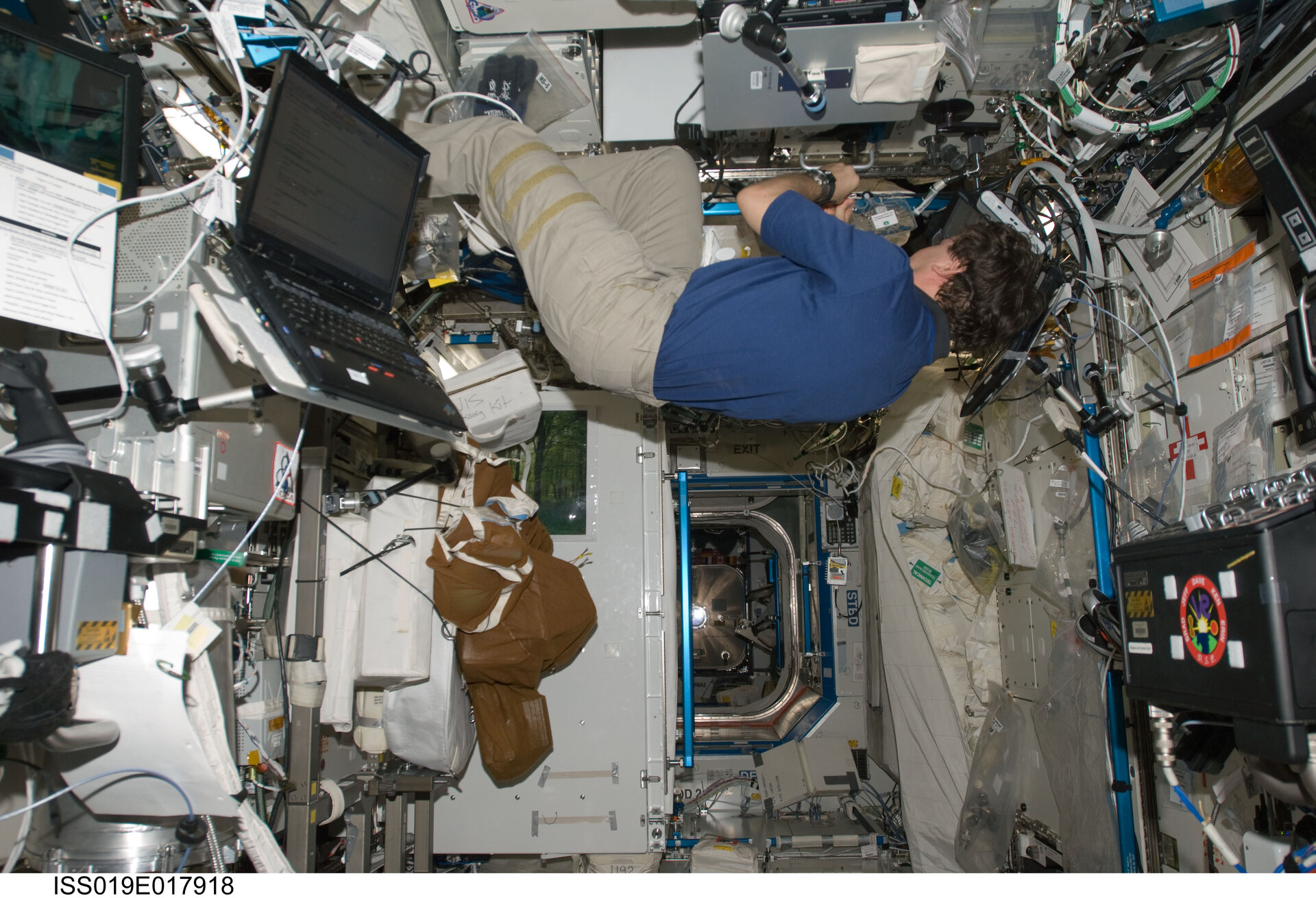 L’astronaute Barratt en train de vérifier le bon fonctionnement du Water Recovery System