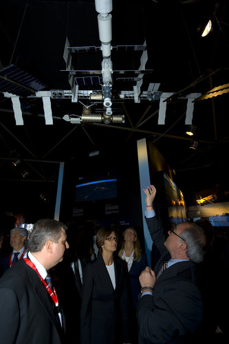 Mariastella Gelmini and Jean-Jacques Dordain visit the ESA Pavilion