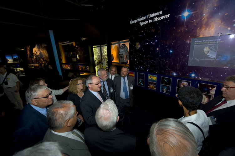 Members of the French Parliament visit ESA Pavilion