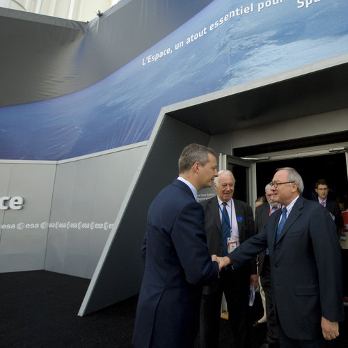 Mr Dordain and Mr Le Maire visit the ESA Pavilion at Le Bourget