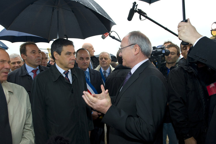 Mr Dordain welcomes Mr Fillon to the ESA Pavilion at Le Bourget