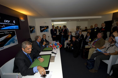 Signature of the IXV contract between ESA/Thales Alenia Space