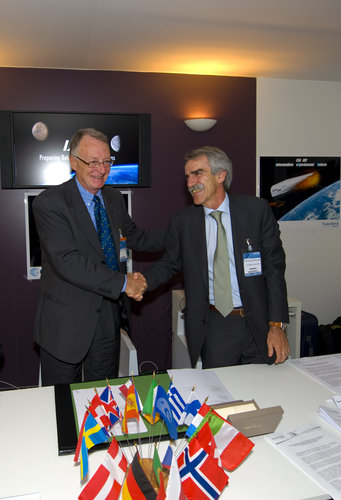 Signature of the IXV contract between ESA/Thales Alenia Space