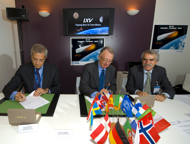 Signature of the IXV contract between ESA/Thales Alenia Space