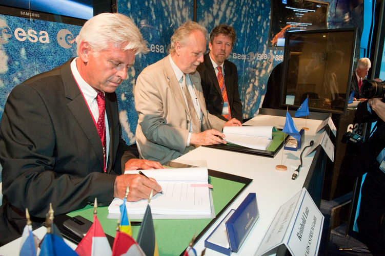 Signature of the Long-Lead Items Contracts for the Galileo FOC satellites