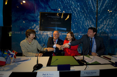 Signing of the contracts for Hispasat AG1 and its REDSAT payload