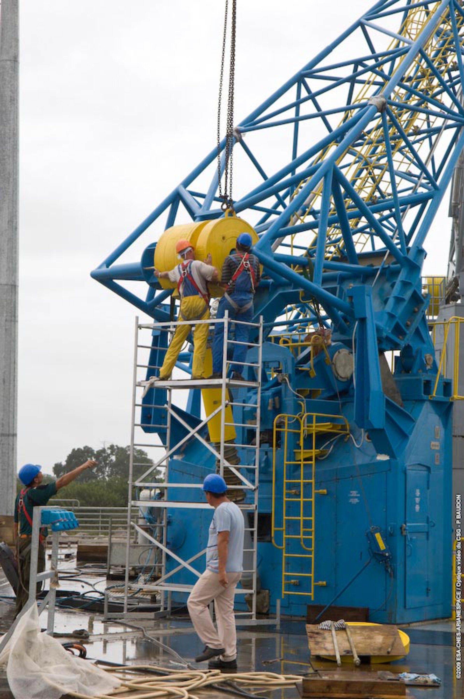Soyuz primary support arm – counterweight installation