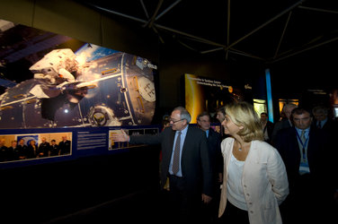 Valérie Pécresse and Jean-Jacques Dordain visit the ESA Pavilion
