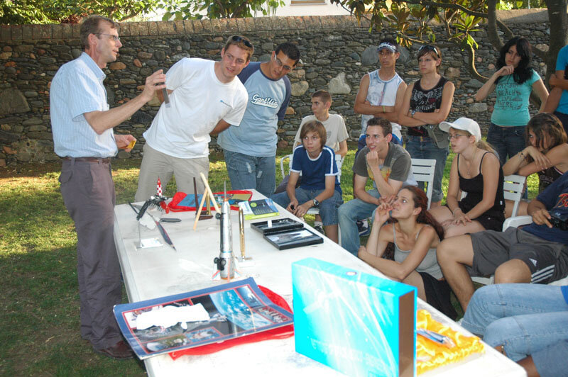 Juan de Dalmau (CVA) expliquant le fonctionnement d’une fusée