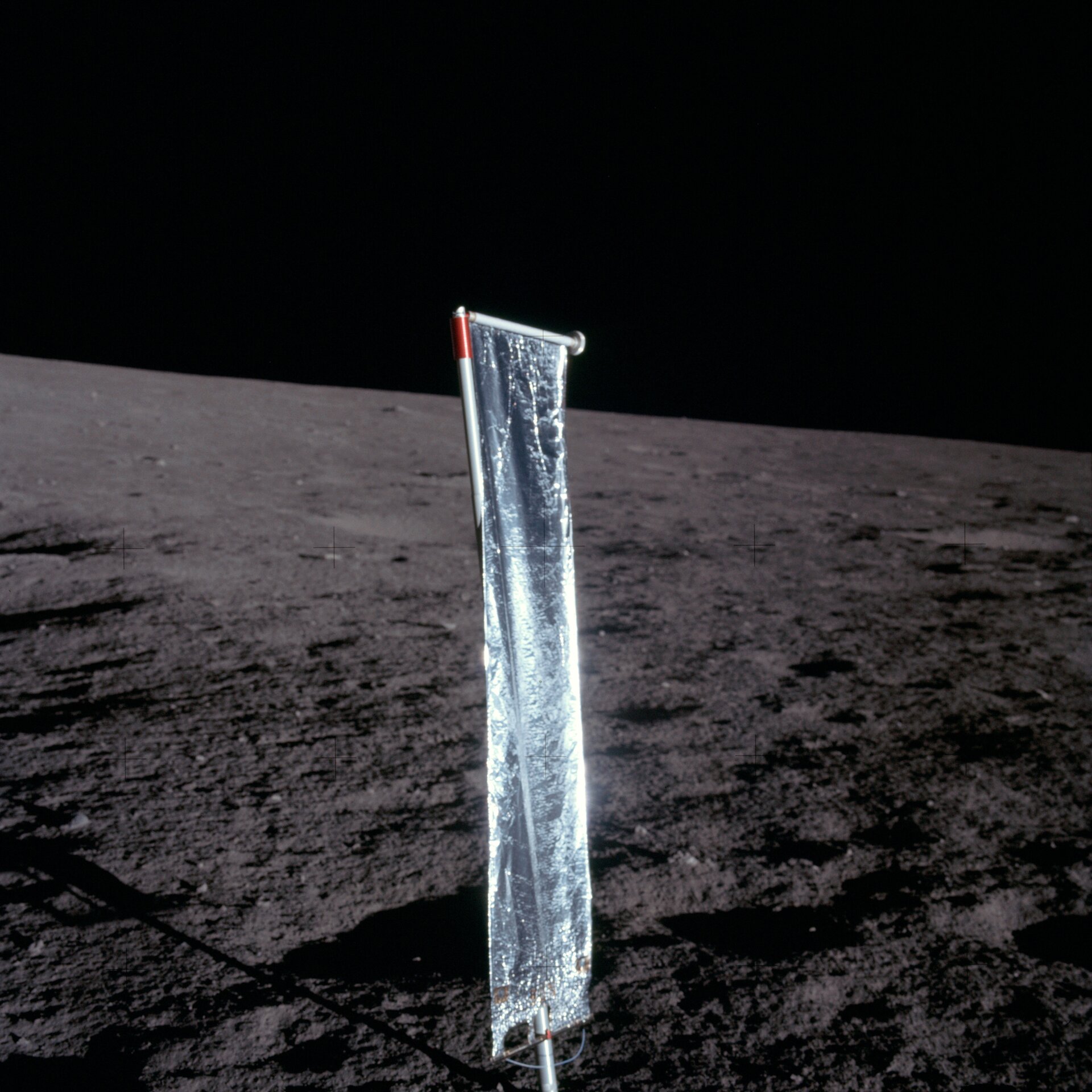Die Folie, die die Astronauten von Apollo 12 im November 1969 auf den Mond mitgenommen haben, um Sonnenwindpartikel einzufangen.