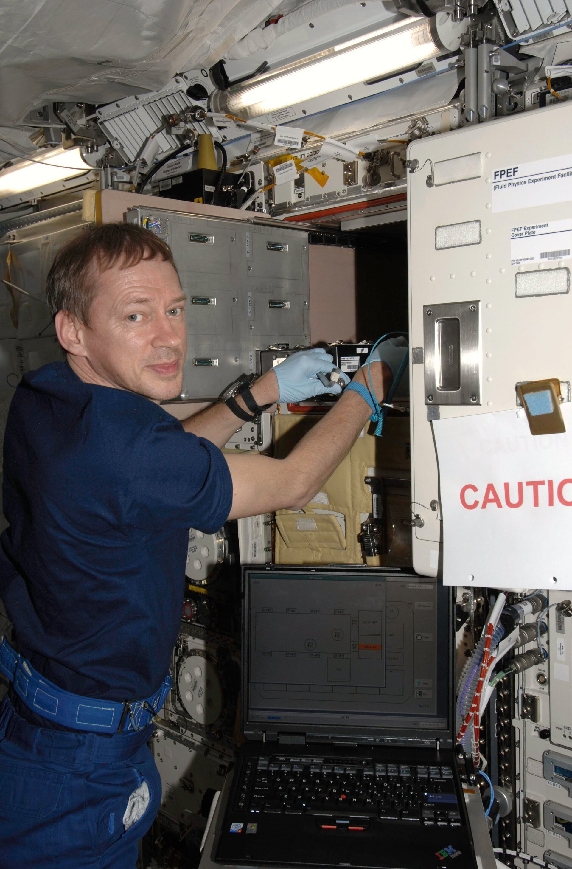 En plein travail avec le <i>Cell Biology Experiment Facility (CBEF)</i> dans le laboratoire japonais Kibo de l’ISS