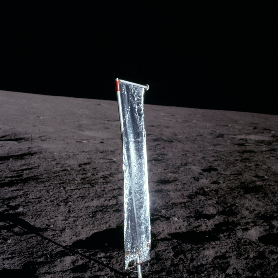 La feuille de détection du vent solaire amenée sur la Lune par les astronautes d’Apollo 12 en novembre 1969.