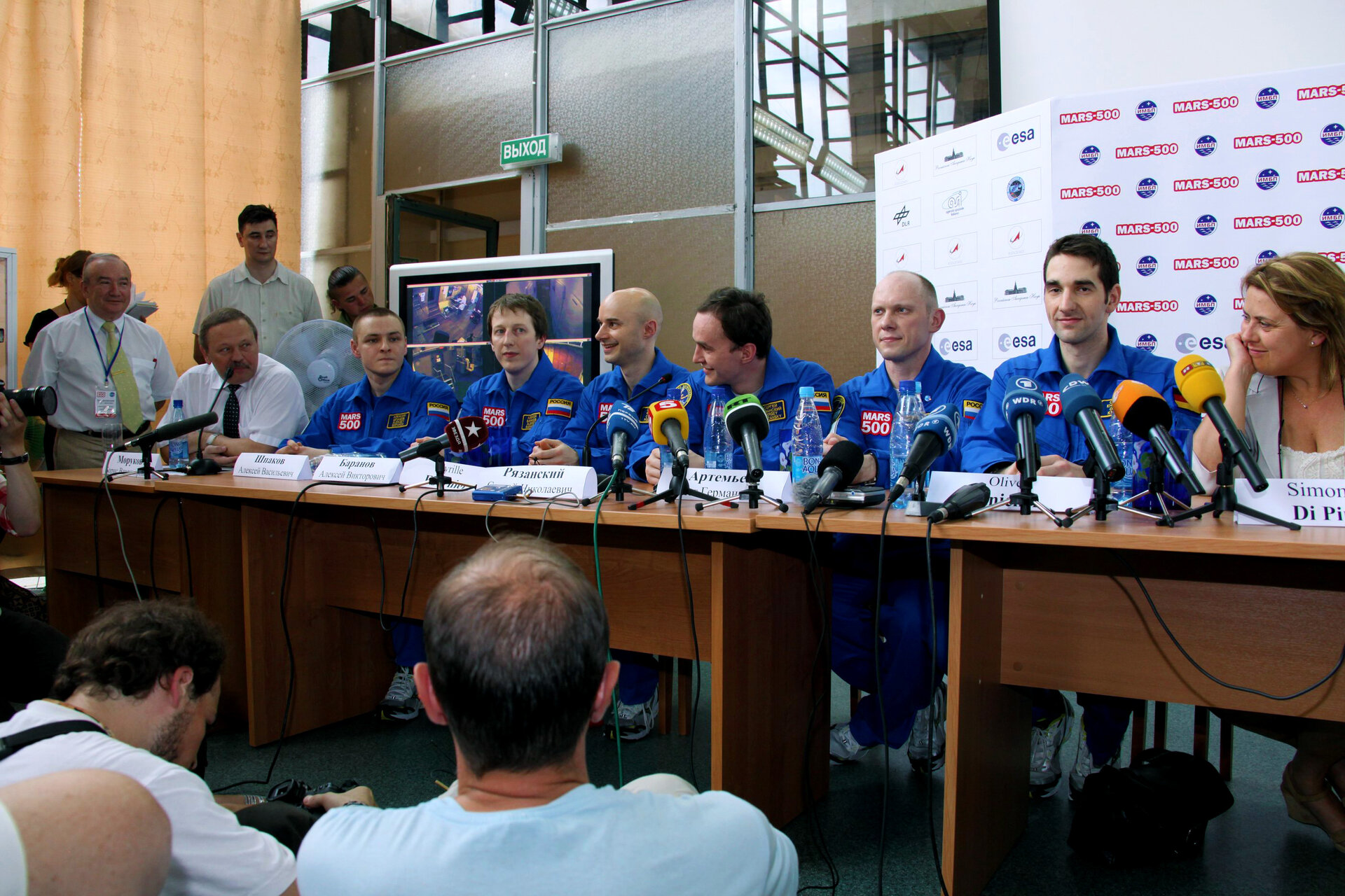 The crew attend a press conference following the completion of their 105-day Mars mission simulation