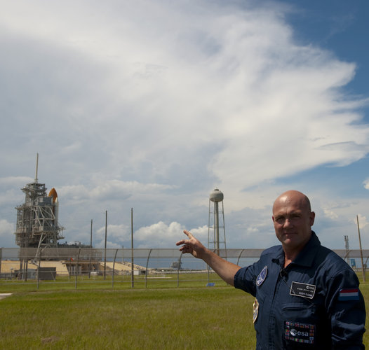 Andre Kuipers in front of the Launch Pad 39A