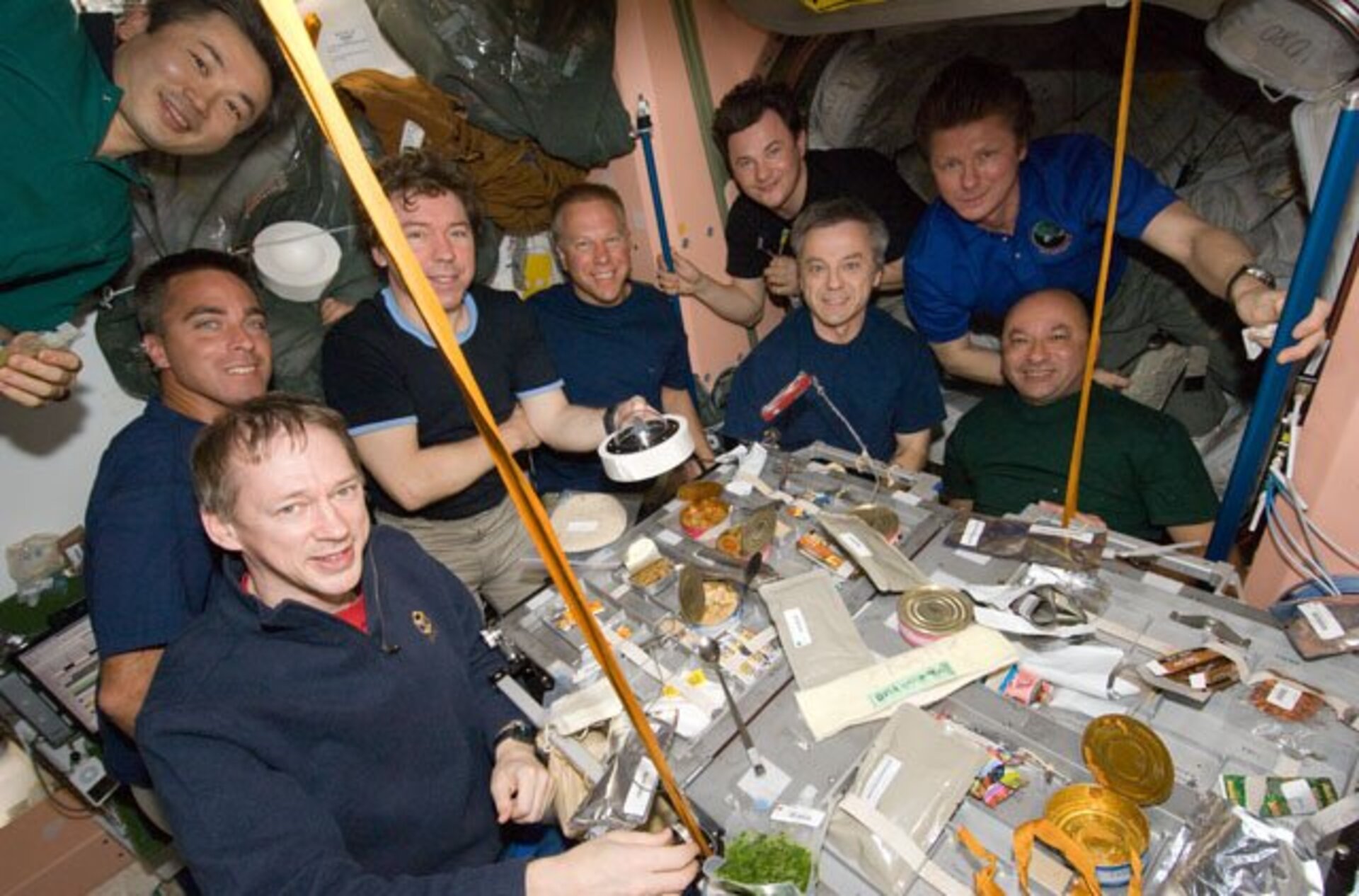 Visite d’Endeavour: sur cette photo, on me voit avec huit collègues au cours du repas