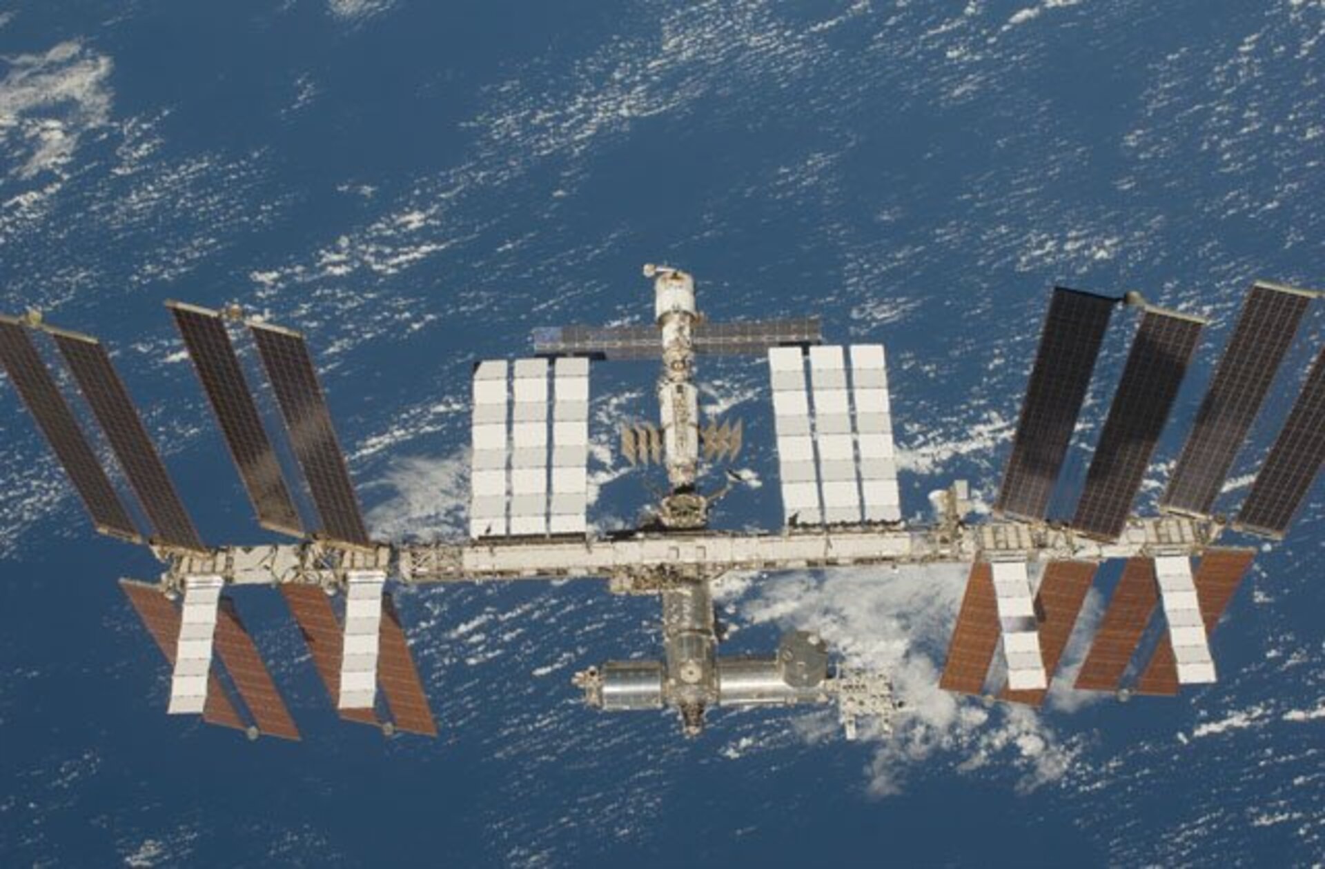 Het internationaal ruimtestation ISS met de aarde op de achtergrond