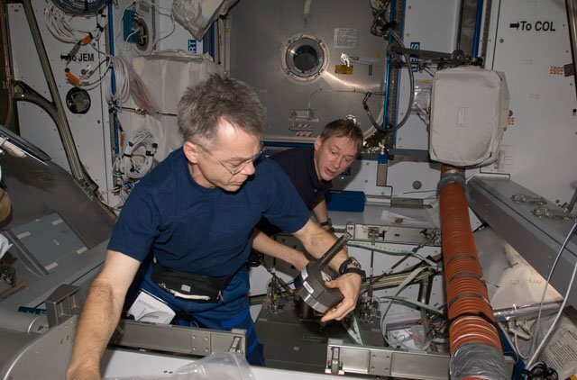 On m’a photographié alors que je travaillais avec l’astronaute canadien Robert Thirsk dans le module Harmony