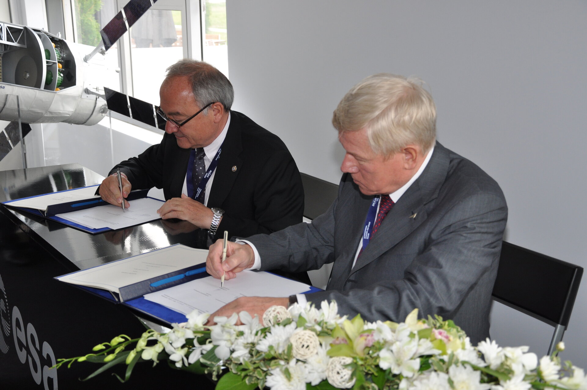 Signing the Implementing Arrangement between Roscosmos and ESA