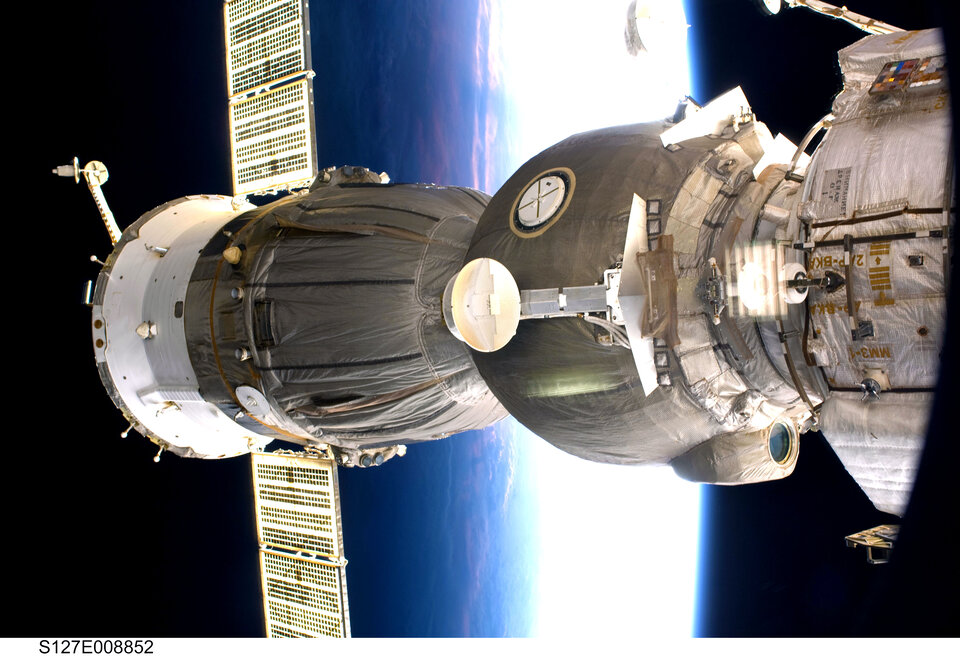 Loď Sojuz připojená k ISS.