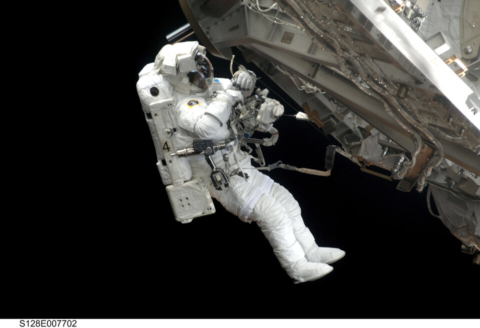 Christer Fuglesang en el tercer paseo espacial de la misión STS-128 en el exterior de la ISS