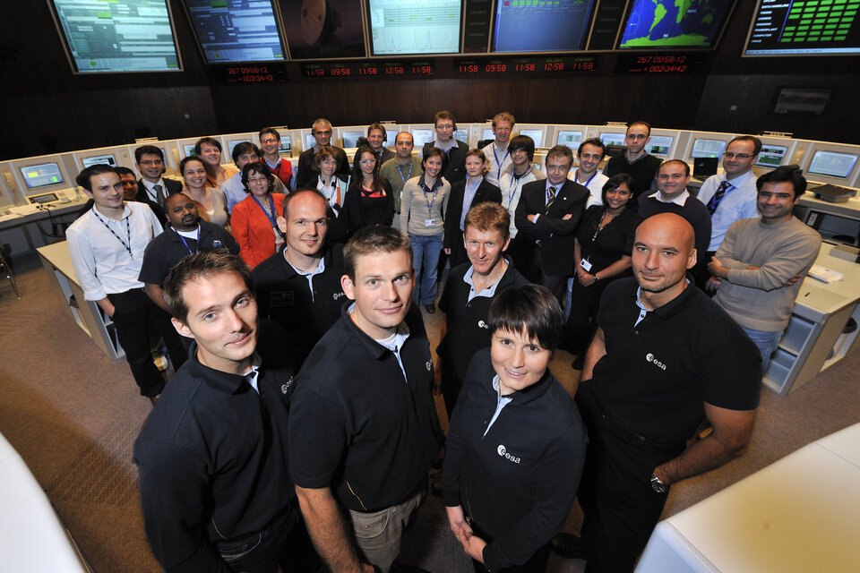 ESA astronauts with the CryoSat-2 Mission Control Team at ESOC