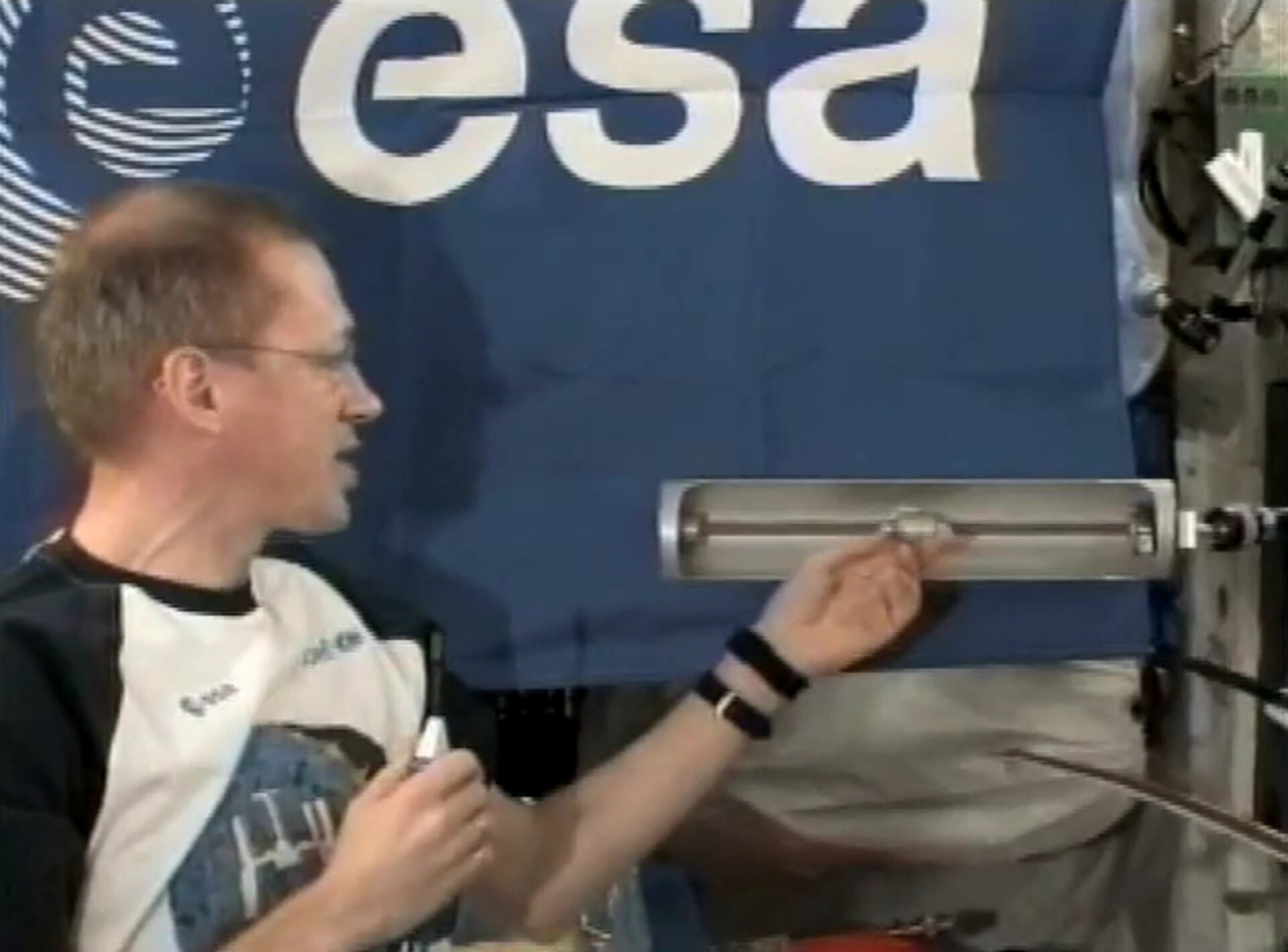 Frank De Winne führt das Experiment an Bord der ISS durch.