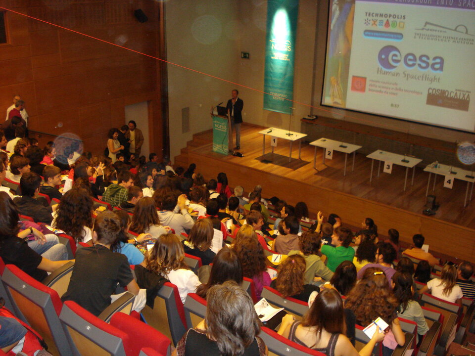 Gli studenti hanno seguito l'evento da quattro cittá europee, compresa Thessaloniki, Grecia