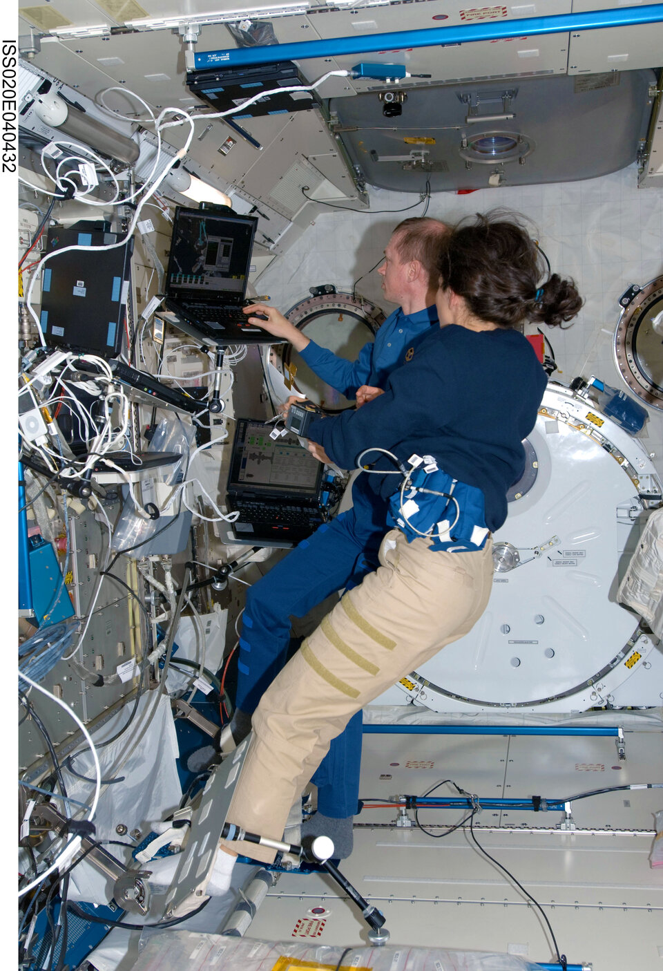 Frank De Winne en zijn Amerikaanse collega Nicole Stott aan boord van het Japanse ruimtelab Kibo