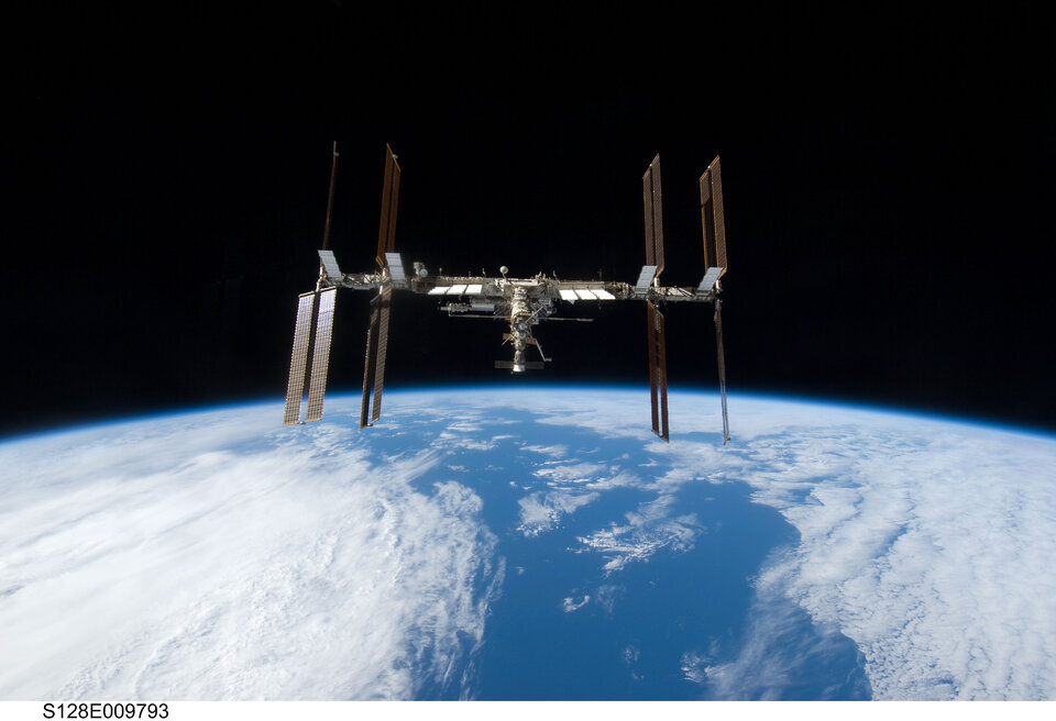 La Estación Espacial Internacional vista desde el Trasbordador Espacial Discovery