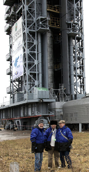 Achim Hahne, Roger Jegou and Yann Kerr by the launch tower