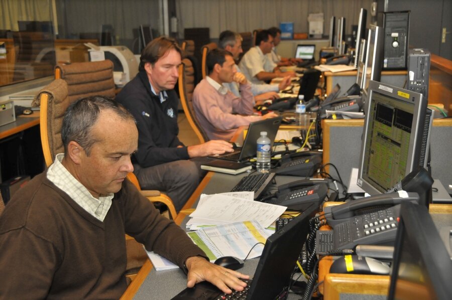 Personal del CNES y de la ESA en la Sala de Control Principal