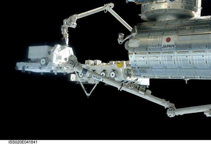 Exposed Pallet is handed off between the Japanese robotic arm and the Station robotic arm