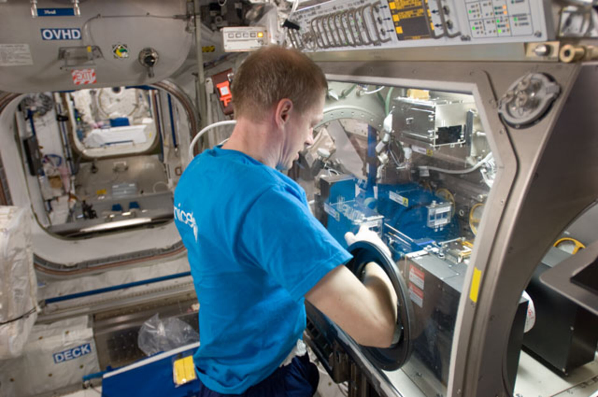 Ici je travaille avec le Microgravity Science Glovebox (MSG) dans le laboratoire européen Columbus