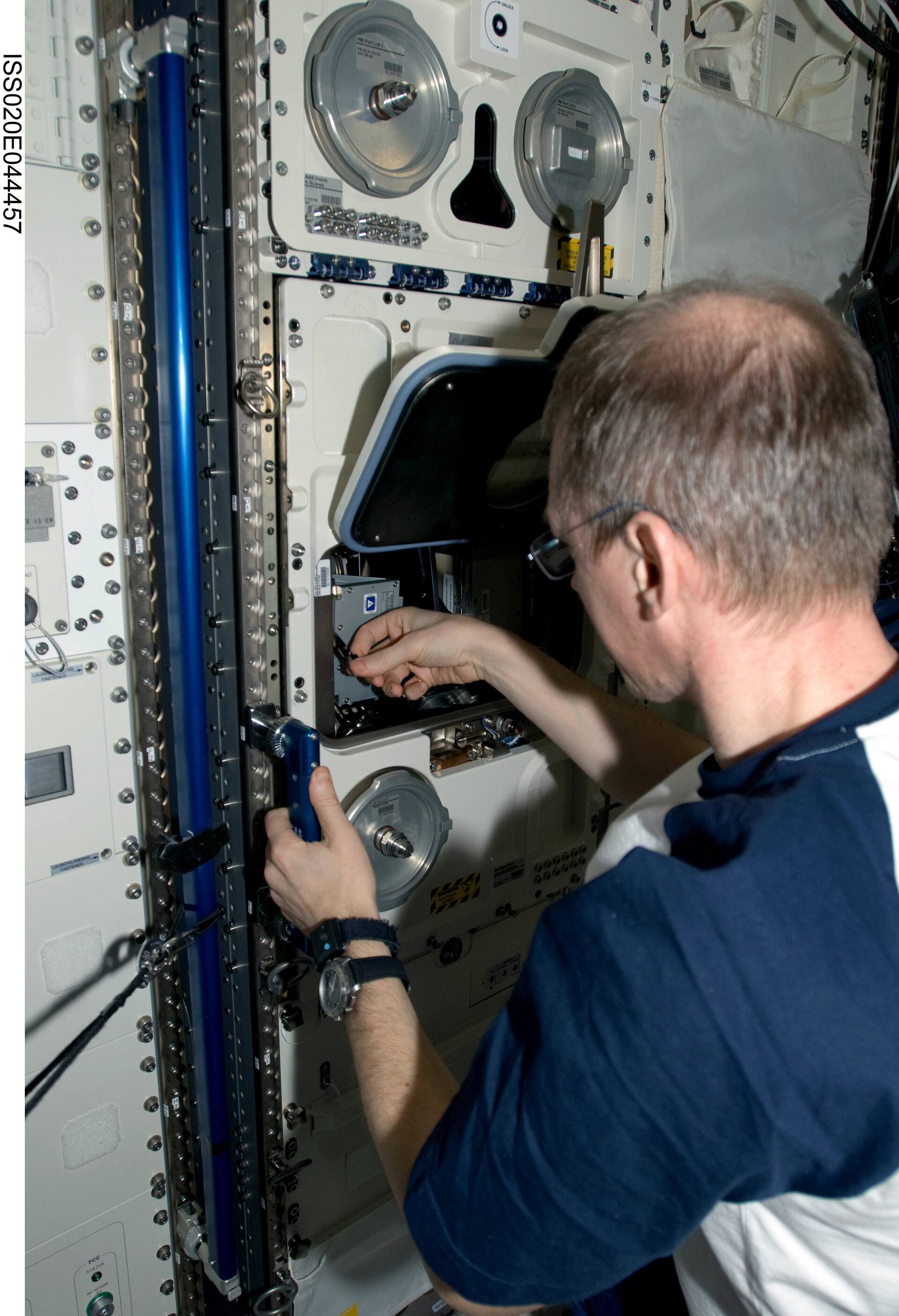 Frank De Winne installs experiment containers in the Biolab incubator