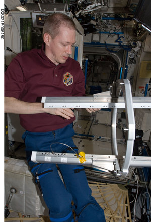 Frank De Winne works with the Materials Science Laboratory