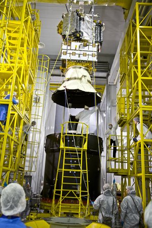 SMOS being lifted onto upper stage