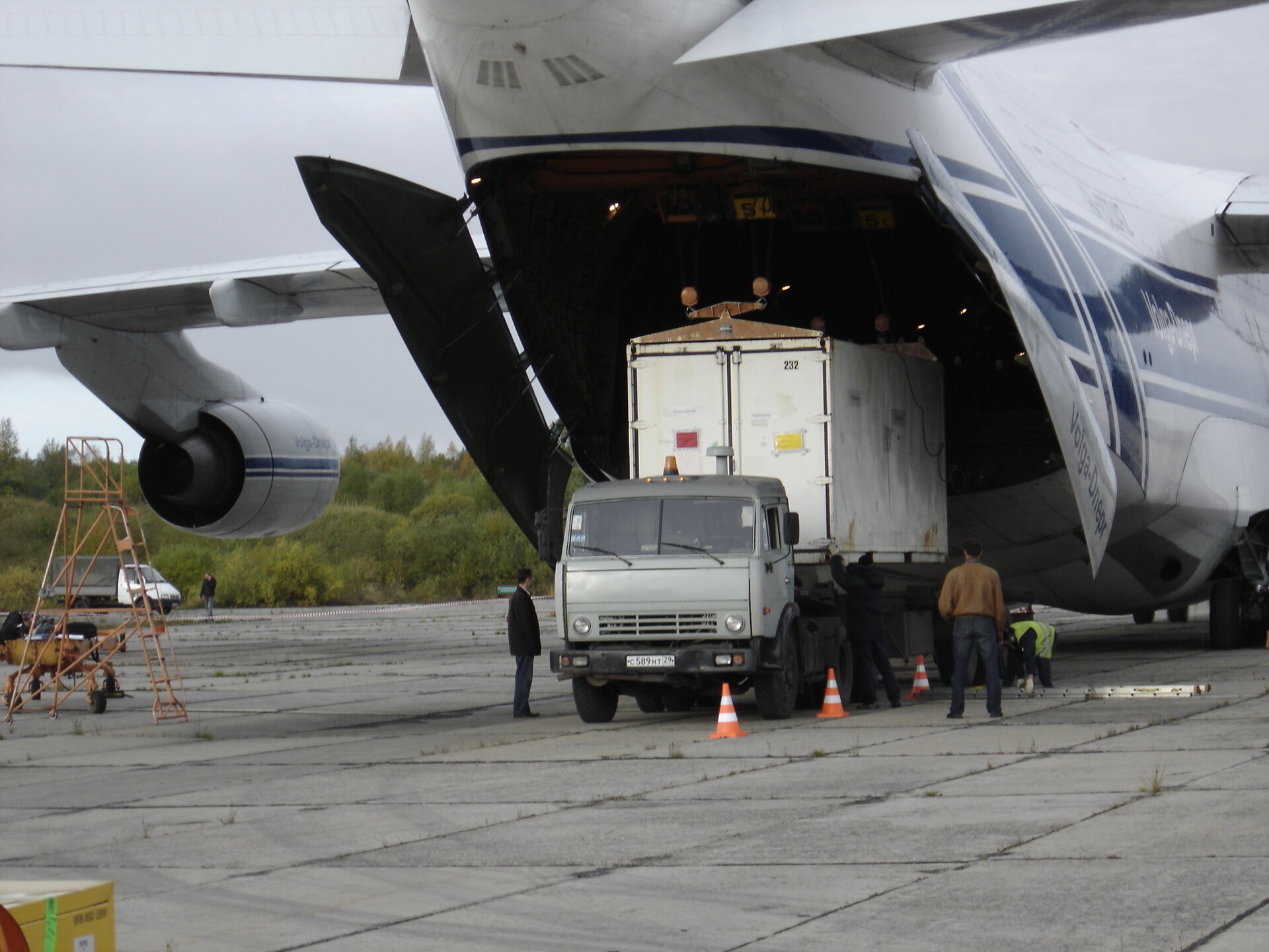 Unloading SMOS from Antonov