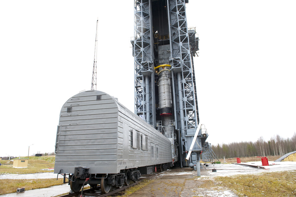 Upper composite arrives by train