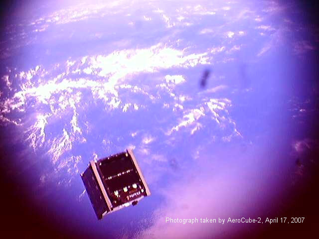 CubeSat CP 4, gefotografeerd door CubeSat AeroCube 2