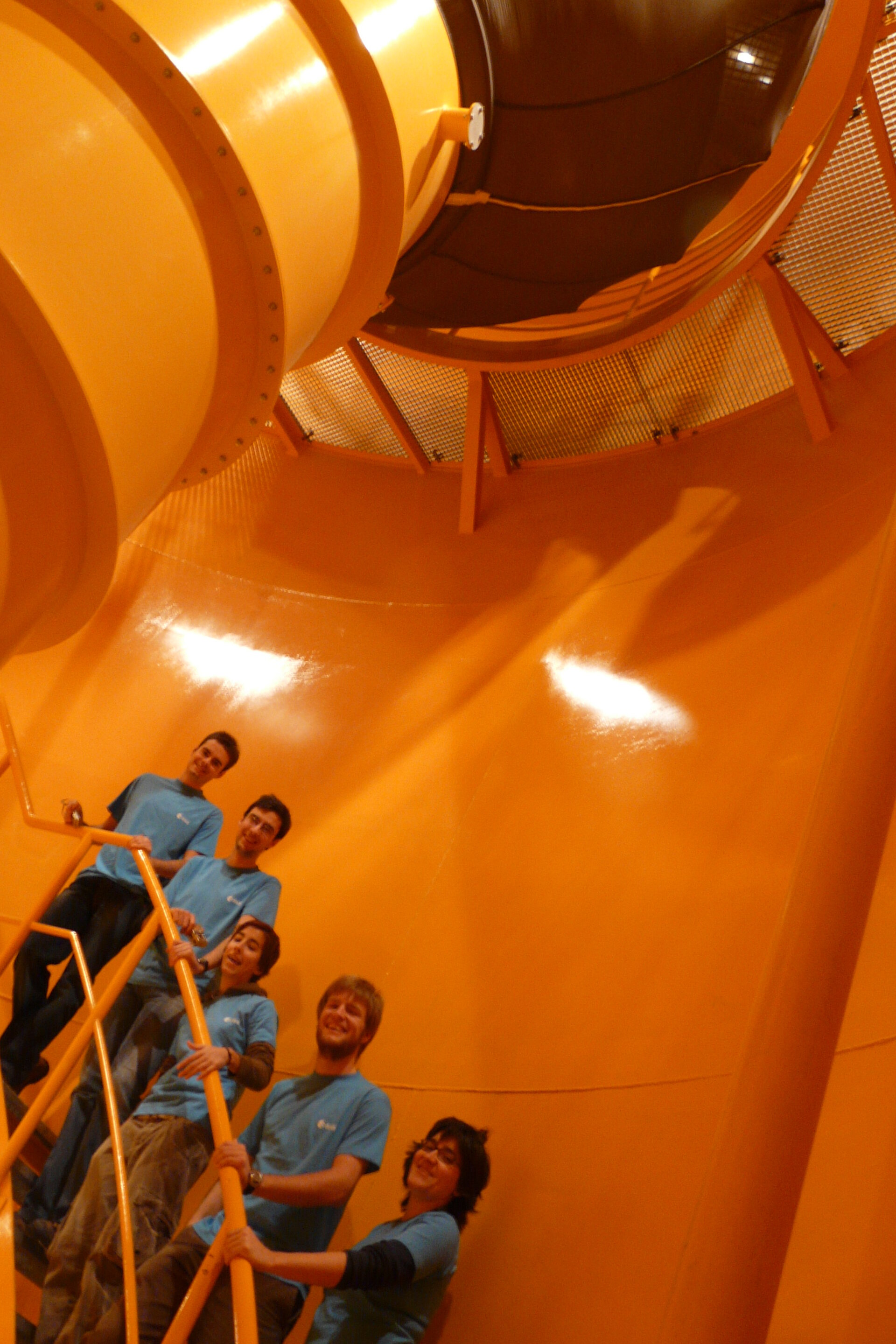 A equipa Physics Addicted dentro do hall da torre de micro-gravidade