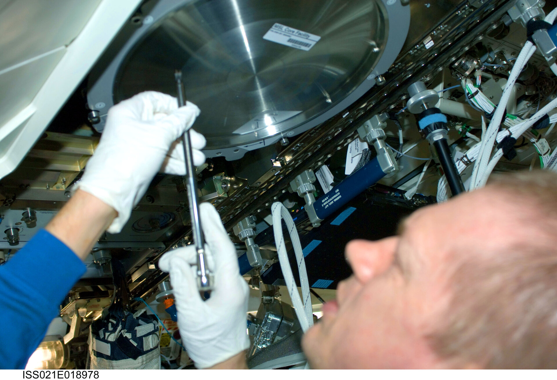 Frank De Winne works with Materials Science Laboratory hardware in the Destiny laboratory