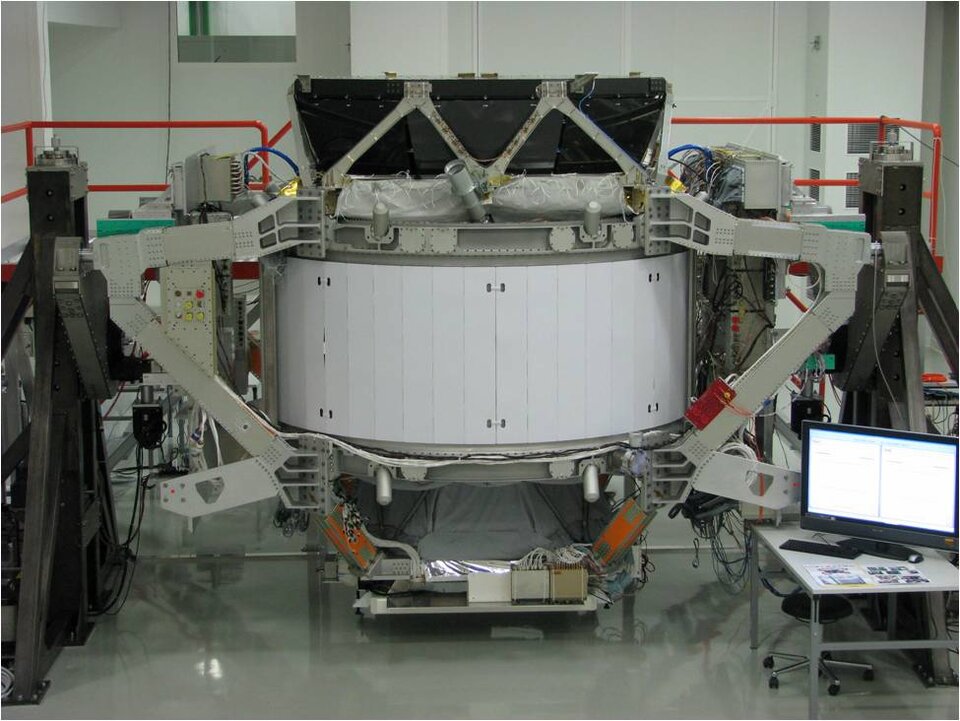 AMS-2 během montáže v CERNu ve Švýcarsku