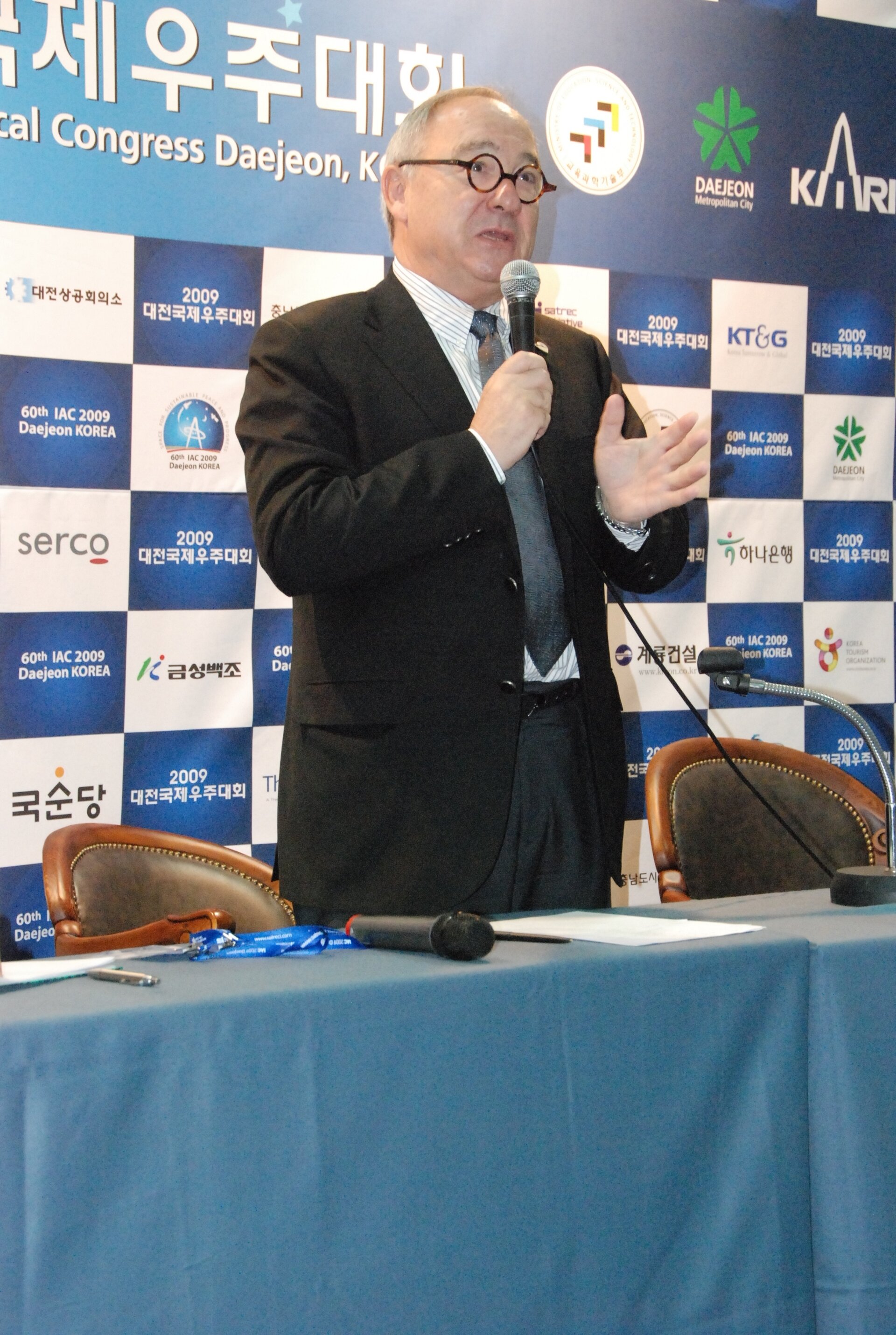 ESA Director General Jean-Jacques Dordain addressing journalists at IAC 2009 in Daejeon South Korea (13 October 2009)