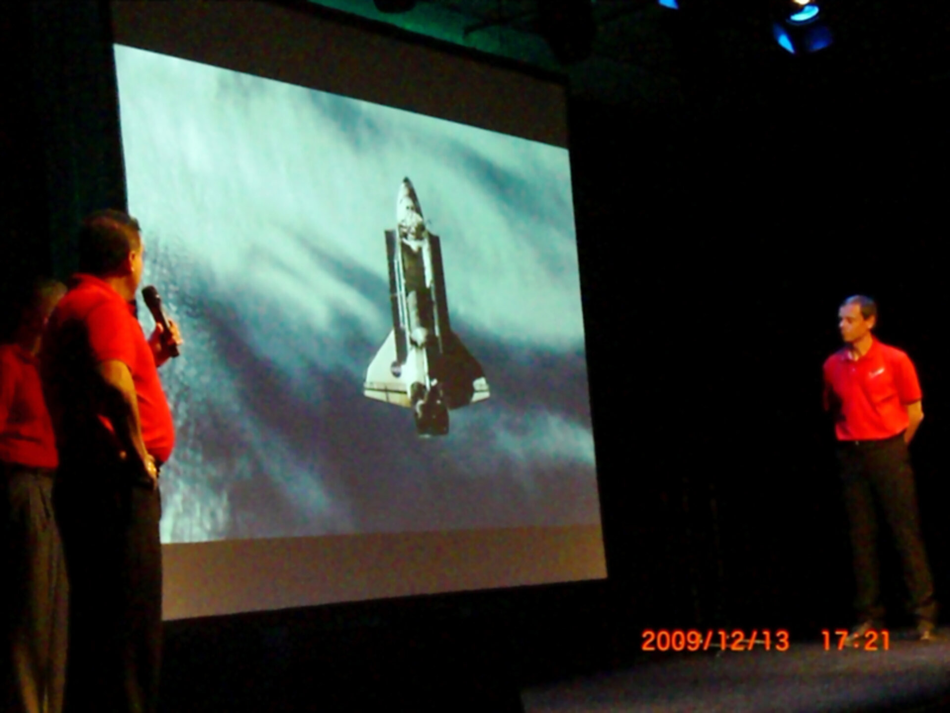 José Hernandez och Christer Fuglesang beskriver Discoverys dockningsmanövrer.