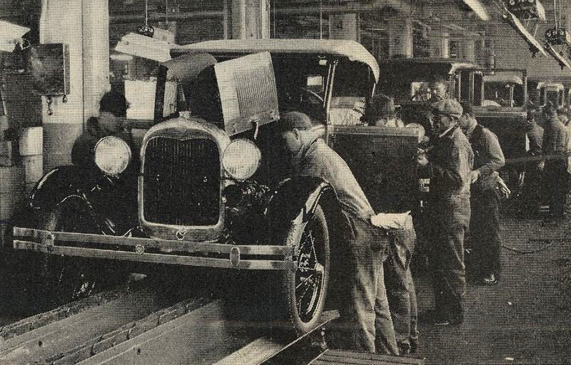 Montážní linka Modelu A automobilky Ford v roce 1928