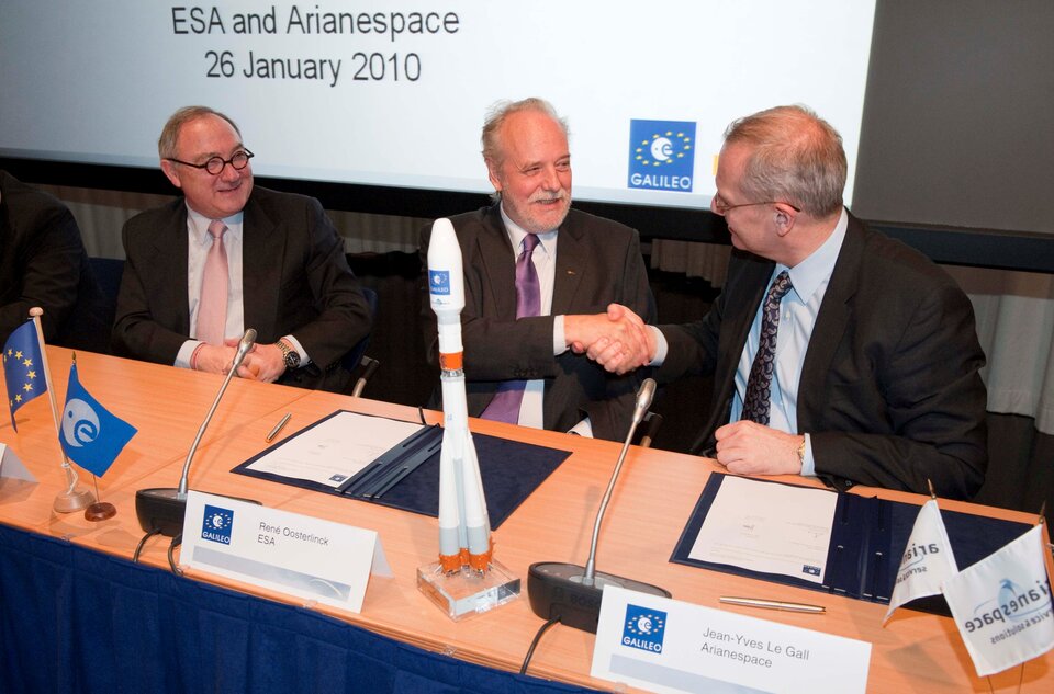Firma del contrato con Arianespace