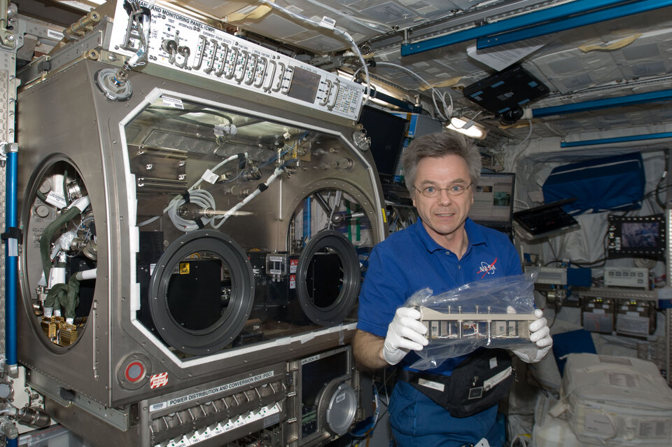 Der kanadische Astronaut Robert Thirsk installiert SODI in der Glovebox