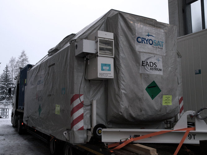 The CryoSat-2 container leaving IABG