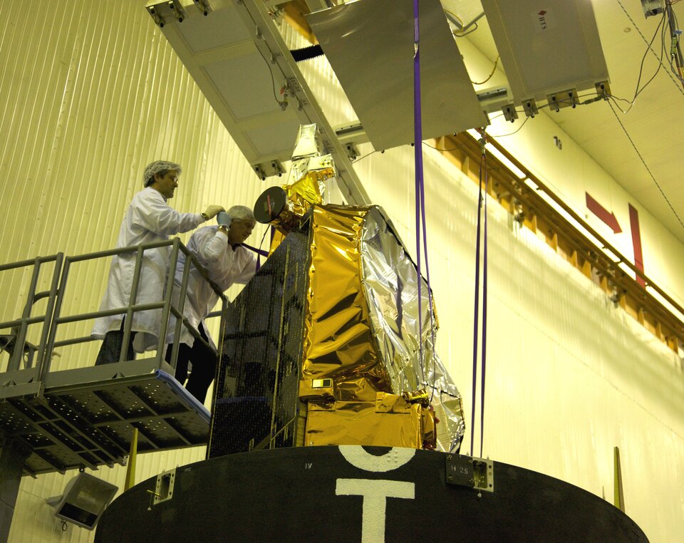 Instalación de CryoSat-2 en el interior de la carena